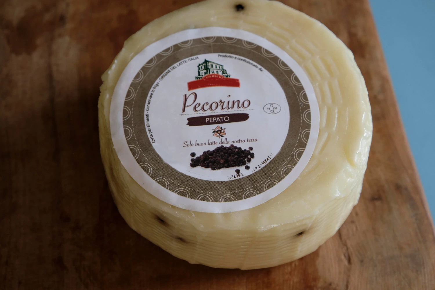 Pecorino Sicilien, artisanal au poivre noir, premier affinage – Image 7