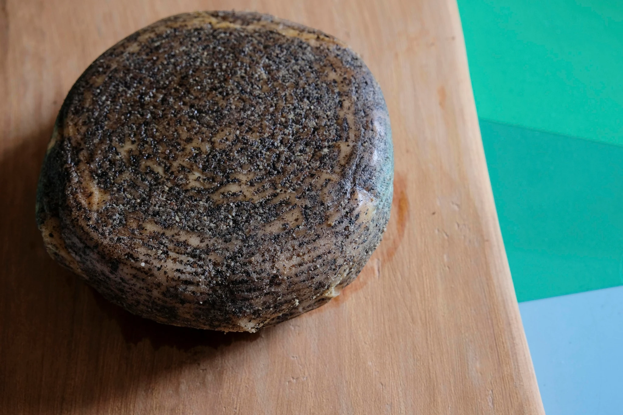 Pecorino artisanal, Sicilien recouvert de poivre noir, premier affinage – Image 5