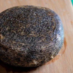 Alternative view of Pecorino artisanal, Sicilien recouvert de poivre noir, premier affinage