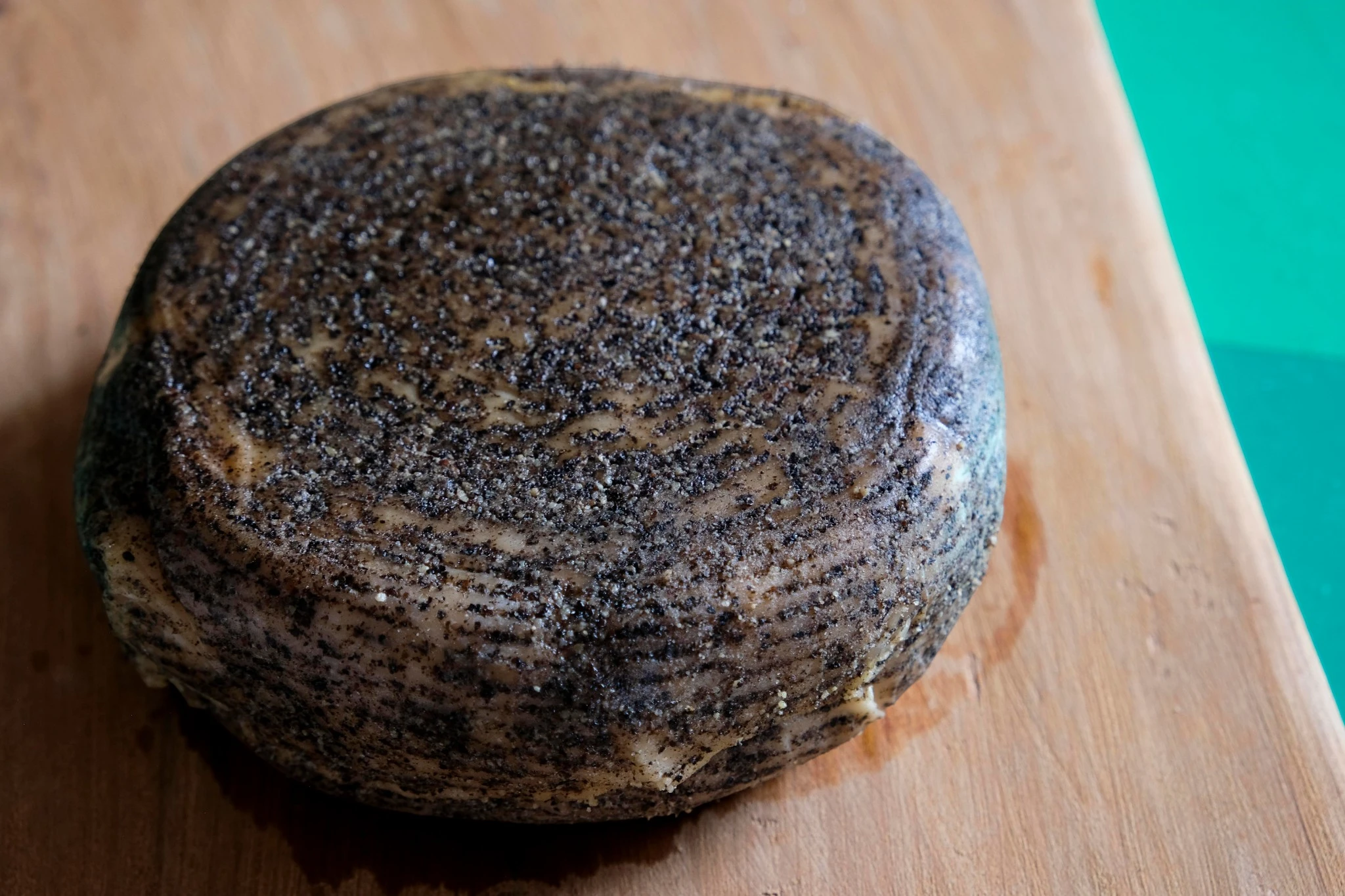 Pecorino artisanal, Sicilien recouvert de poivre noir, premier affinage – Image 2