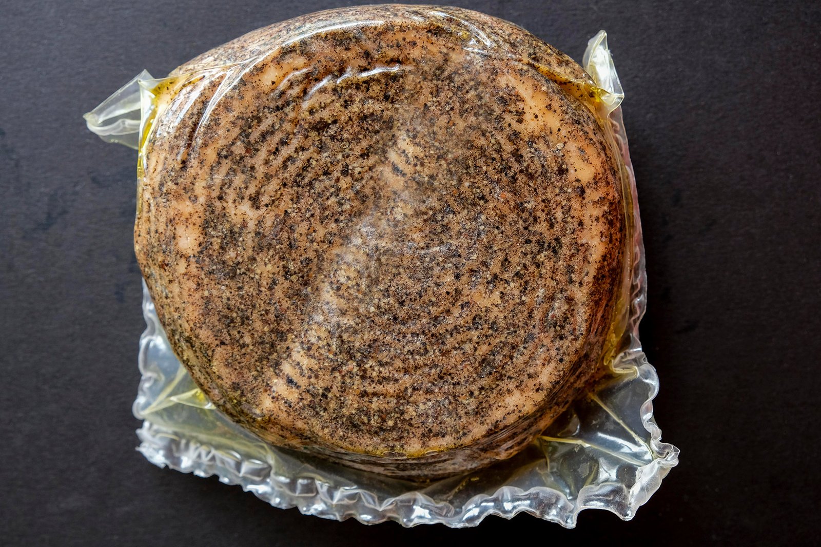 Pecorino artisanal, Sicilien recouvert de poivre noir, premier affinage – Image 3