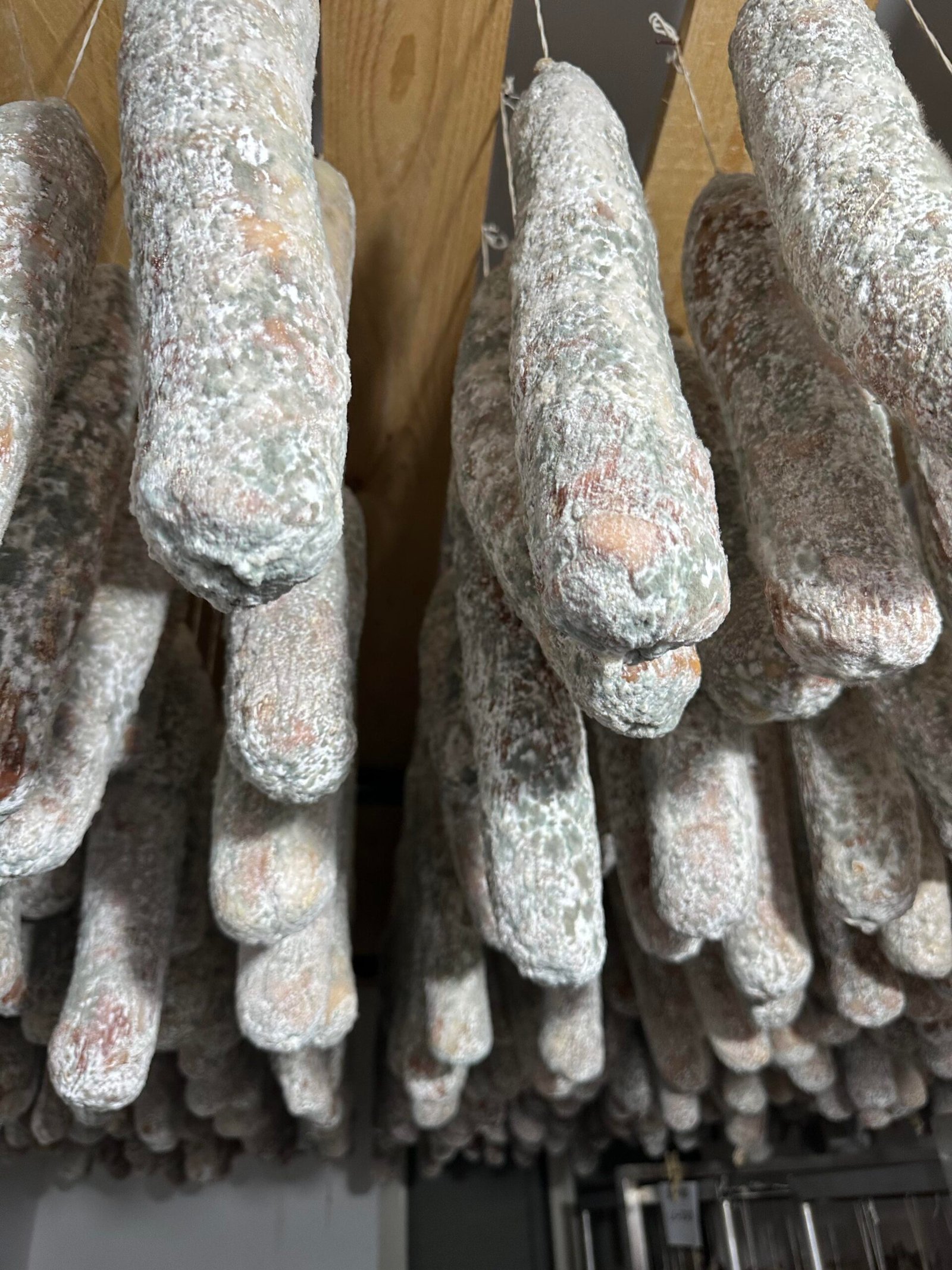 Saucisson artisanal sicilien à la truffe "Bianchetto dei Nebrodi" – Image 3